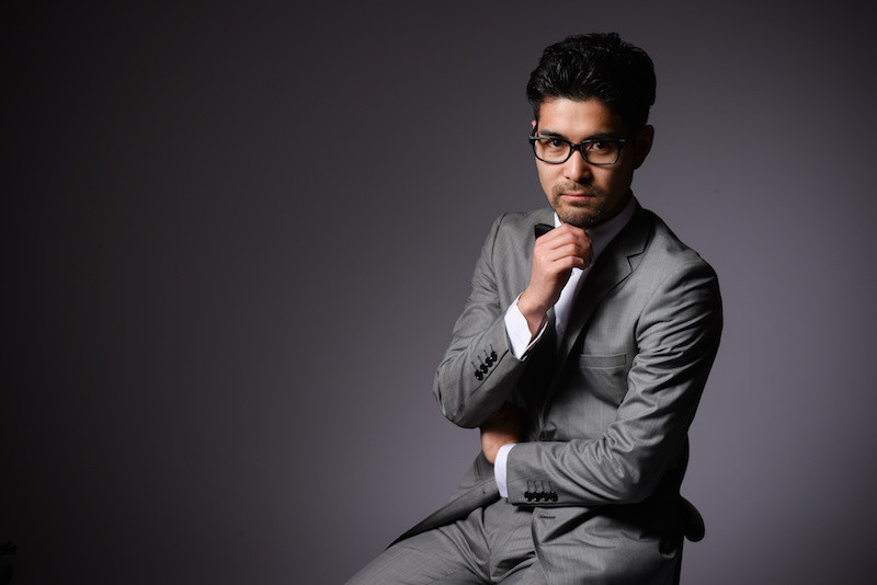 男性の髪をカットしている様子